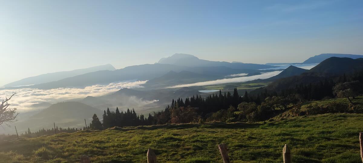 Mer de nuages au-dessus des reliefs